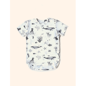 Camiseta-infantil-Unissex-da-The-Mini-Forest-com-comprimento-mais-alongado-e-mangas-curtas.-Nesse-modelo-a-The-Mini-Forest-leva-os-pequenos-para-uma-aventura-marinha-com-varios-bichinhos-nadando-no-fundo-do-mar- Camiseta-infantil-Unissex-da-The-Mini-Forest-com-comprimento-mais-alongado-e-mangas-curtas.-Nesse-modelo-a-The-Mini-Forest-leva-os-pequenos-para-uma-aventura-marinha-com-varios-bichinhos-nadando-no-fundo-do-mar-