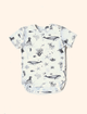 Camiseta-infantil-Unissex-da-The-Mini-Forest-com-comprimento-mais-alongado-e-mangas-curtas.-Nesse-modelo-a-The-Mini-Forest-leva-os-pequenos-para-uma-aventura-marinha-com-varios-bichinhos-nadando-no-fundo-do-mar-