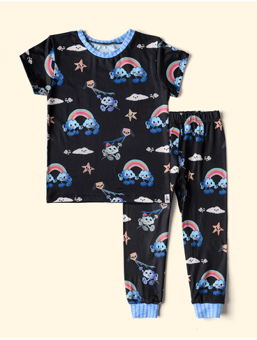 Pijama-Unissex-The-Mini-Forest-composto-por-calca-e-blusa-de-mangas-curtas-embarcando-com-a-criancada-em-um-sonho-muito-divertido.