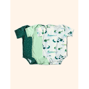 Kit-3-bodies-The-Mini-Forest-com-a-estampa-do-jacare-mais-fofo-da-nossa-floresta-curtindo-uma-tarde-de-boa-na-lagoa. Kit-3-bodies-The-Mini-Forest-com-a-estampa-do-jacare-mais-fofo-da-nossa-floresta-curtindo-uma-tarde-de-boa-na-lagoa.