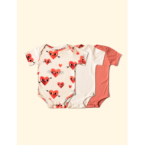 Kit-The-Mini-Forest-composto-por-tres-bodies-de-mangas-curtinhas-um-deles-tem-a-estampa-de-coracoes-com-asas. Kit-The-Mini-Forest-composto-por-tres-bodies-de-mangas-curtinhas-um-deles-tem-a-estampa-de-coracoes-com-asas.
