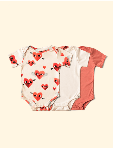 Kit-The-Mini-Forest-composto-por-tres-bodies-de-mangas-curtinhas-um-deles-tem-a-estampa-de-coracoes-com-asas.