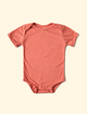 Kit-The-Mini-Forest-composto-por-tres-bodies-de-mangas-curtinhas-um-deles-tem-a-estampa-de-coracoes-com-asas.