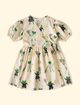 Vestido-The-Mini-Forest-confeccionado-em-tecido-plano-de-algodao-com-estampa-de-sapinhos-jogando-tenis-nas-quadras-da-nossa-florestinha.
