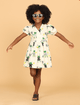 Vestido-The-Mini-Forest-confeccionado-em-tecido-plano-de-algodao-com-estampa-de-sapinhos-jogando-tenis-nas-quadras-da-nossa-florestinha.
