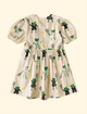 Vestido-The-Mini-Forest-confeccionado-em-tecido-plano-de-algodao-com-estampa-de-sapinhos-jogando-tenis-nas-quadras-da-nossa-florestinha.