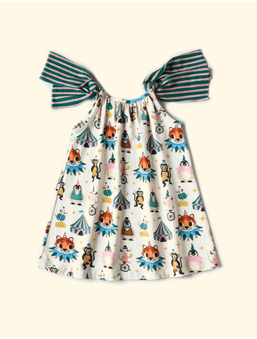 Vestido-infantil-The-Mini-Forest--com-estampa-da-aula-de-circo-mais-divertida-que-pode-existir-com-varios-animaizinhos-da-nossa-floresta-ensinando-uns-aos-outros-