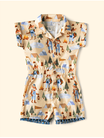 Macaquinho-Infantil-Gola-Acinturado-The-Mini-Forest-Acampando-Areia-com-estampa-do-acampamento-mais-aventureiro-do-bosque-encantado.