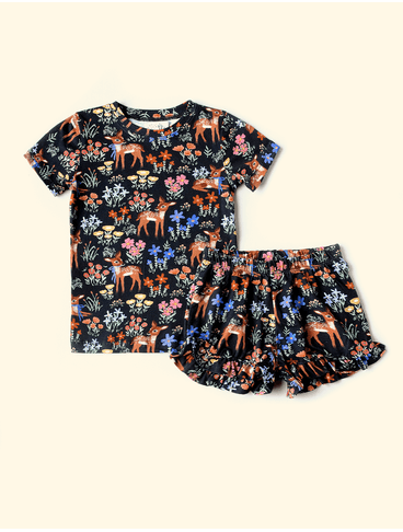 Pijama-Infantil-de-Verao-The-Mini-Forest-Jardim-dos-Cervos-Preto-trazendo-a-estampa-dos-bambis-mais-fofos-da-floresta.
