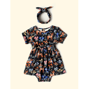 Vestido-Body-de-Bebe-The-Mini-Forest-Jardim-dos-Cervos-Preto-trazendo-a-estampa-dos-bambis-mais-fofos-da-floresta. Vestido-Body-de-Bebe-The-Mini-Forest-Jardim-dos-Cervos-Preto-trazendo-a-estampa-dos-bambis-mais-fofos-da-floresta.