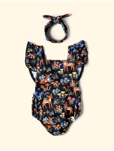 Banho-de-Sol-de-Bebe-Alca-com-Babado-The-Mini-Forest-Jardim-dos-Cervos-Preto-trazendo-a-estampa-dos-bambis-mais-fofos-da-floresta.