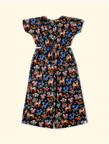 Macacao-Infantil-Recorte-Cintura-The-Mini-Forest-Jardim-dos-Cervos-Preto-trazendo-a-estampa-dos-bambis-mais-fofos-da-floresta.