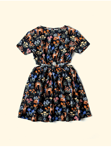 Vestido-Infantil-Recorte-Cintura-The-Mini-Forest-Jardim-dos-Cervos-Preto-trazendo-a-estampa-dos-bambis-mais-fofos-da-floresta.