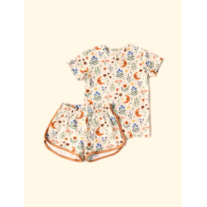 Pijama-Infantil-The-Mini-Forest-Noite-Florida-Baunilha-trazendo-a-estampa-da-lua-pelos-bosques-floridos.