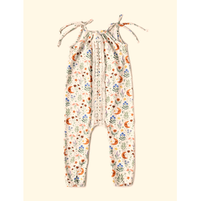 Macacao-Infantil-Alca-The-Mini-Forest-Noite-Florida-Baunilha-trazendo-a-estampa-da-lua-pelos-bosques-floridos. Macacao-Infantil-Alca-The-Mini-Forest-Noite-Florida-Baunilha-trazendo-a-estampa-da-lua-pelos-bosques-floridos.