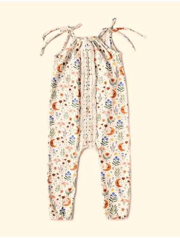 Macacao-Infantil-Alca-The-Mini-Forest-Noite-Florida-Baunilha-trazendo-a-estampa-da-lua-pelos-bosques-floridos.