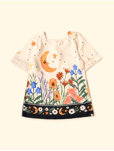 Vestido-Infantil-Mangas-The-Mini-Forest-Noite-Florida-Baunilha-trazendo-a-estampa-da-lua-pelos-bosques-floridos.