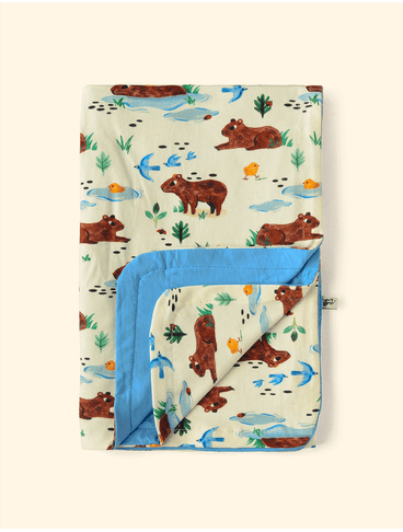 Manta-de-Bebe-Verao-The-Mini-Forest-Amigos-a-Beira-D-agua-Baunilha-a-roupinha-de-bebe-com-estampa-de-capivaras.