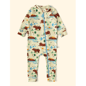 Macacao-de-Bebe-The-Mini-Forest-Amigos-a-Beira-D-agua-Baunilha-a-roupinha-de-bebe-com-estampa-de-capivaras. Macacao-de-Bebe-The-Mini-Forest-Amigos-a-Beira-D-agua-Baunilha-a-roupinha-de-bebe-com-estampa-de-capivaras.