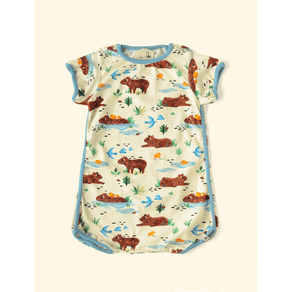 Macaquinho-Infantil-The-Mini-Forest-Amigos-a-Beira-D-agua-Baunilha-a-roupinha-de-bebe-com-estampa-de-capivaras. Macaquinho-Infantil-The-Mini-Forest-Amigos-a-Beira-D-agua-Baunilha-a-roupinha-de-bebe-com-estampa-de-capivaras.
