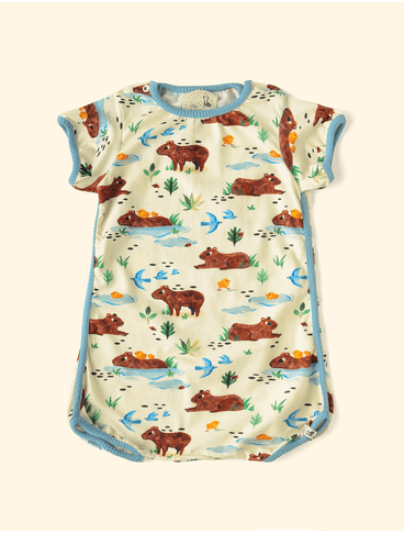 Macaquinho-Infantil-The-Mini-Forest-Amigos-a-Beira-D-agua-Baunilha-a-roupinha-de-bebe-com-estampa-de-capivaras.