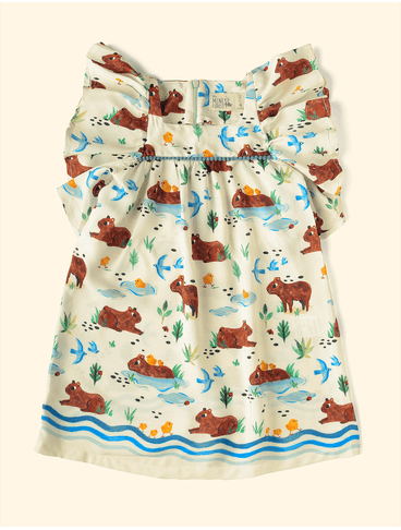 Vestido-Infantil-Manga-Curta-Babado-The-Mini-Forest-Amigos-a-Beira-D-agua-Baunilha-a-roupinha-de-bebe-com-estampa-de-capivaras.
