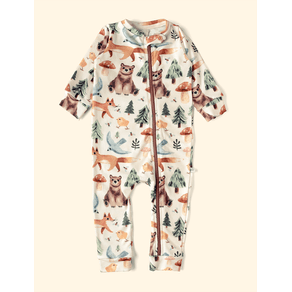Macacao-de-Bebe-The-Mini-Forest-Trilha-dos-Sonhos-Baunilha-com-estampa-de-urso-e-raposas-na-floresta. Macacao-de-Bebe-The-Mini-Forest-Trilha-dos-Sonhos-Baunilha-com-estampa-de-urso-e-raposas-na-floresta.