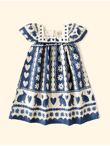 Vestido-Infantil-The-Mini-Forest-Coelhos-de-Santorini-Azul-com-estampa-de-coelhos-inspirada-nas-cores-de-Santorini.
