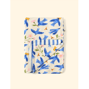 Manta-de-Bebe-Inverno-The-Mini-Forest-Andorinha-Azul-Baunilha-com-estampa-infantil-de-passaros-voando. Manta-de-Bebe-Inverno-The-Mini-Forest-Andorinha-Azul-Baunilha-com-estampa-infantil-de-passaros-voando.