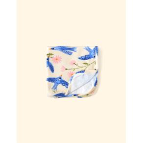 Paninho-de-Boca-de-Bebe-The-Mini-Forest-Andorinha-Azul-Baunilha-com-estampa-infantil-de-passaros-voando. Paninho-de-Boca-de-Bebe-The-Mini-Forest-Andorinha-Azul-Baunilha-com-estampa-infantil-de-passaros-voando.