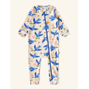 Macacao-de-Bebe-The-Mini-Forest-Andorinha-Azul-Baunilha-com-estampa-infantil-de-passaros-voando. Macacao-de-Bebe-The-Mini-Forest-Andorinha-Azul-Baunilha-com-estampa-infantil-de-passaros-voando.