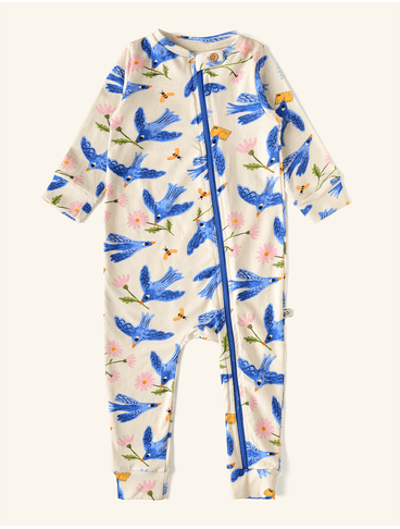 Macacao-de-Bebe-The-Mini-Forest-Andorinha-Azul-Baunilha-com-estampa-infantil-de-passaros-voando.
