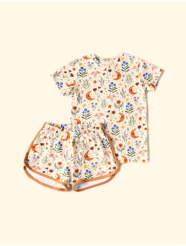 Pijama-Infantil-The-Mini-Forest-Noite-Florida-Baunilha-trazendo-a-estampa-da-lua-pelos-bosques-floridos.