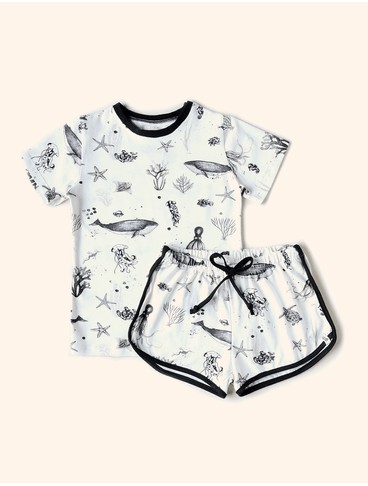Pijama-infantil-Unissex-de-calor-The-Mini-Forest-composto-por-camiseta-e-shortinho.-Nesse-modelo-a-The-Mini-Forest-leva-os-pequenos-para-uma-aventura-marinha-com-varios-bichinhos-nadando-no-fundo-do-mar-